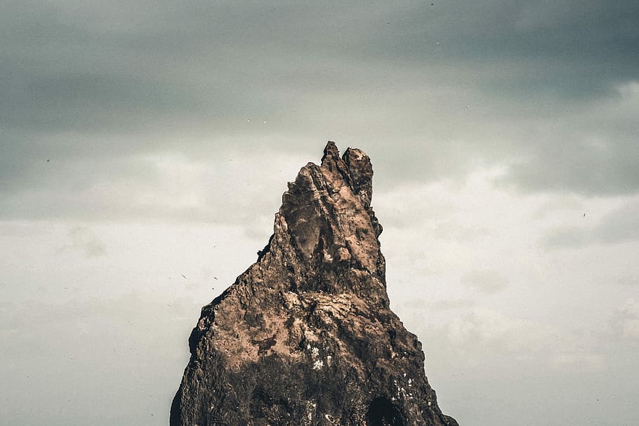 rocky mountain peak under cloudy sky, brown boulder under gray clouds HD wallpaper