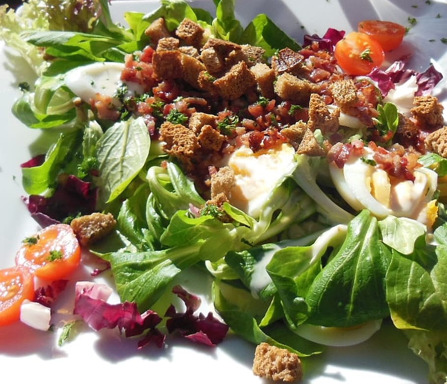 salad, eat, tomatoes, egg, bacon, frisch, healthy, meal, vitamins HD wallpaper