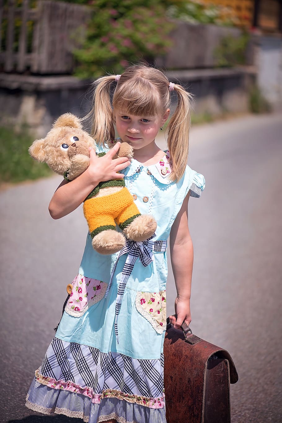 girl holding bear plush toy and handbag, person, human, child, HD wallpaper