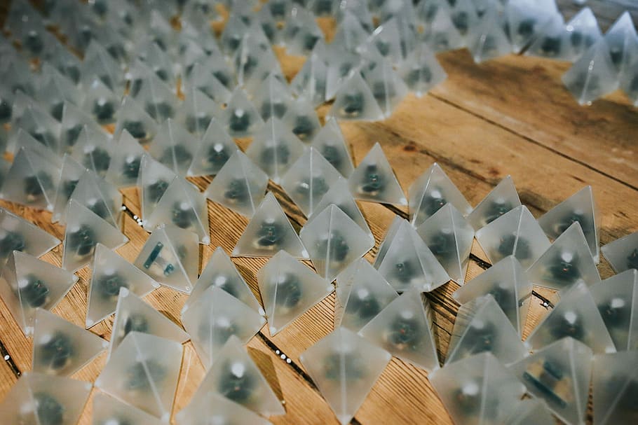 Little triangle lights on a wooden floor, lamp, large group of objects HD wallpaper