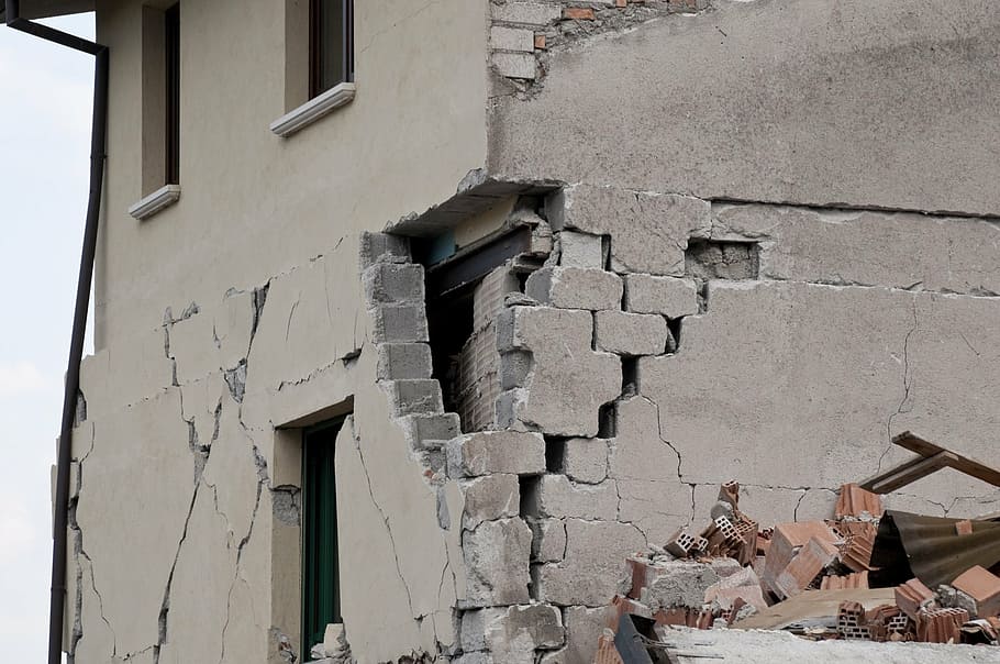 photography of white concrete building, earthquake, rubble HD wallpaper