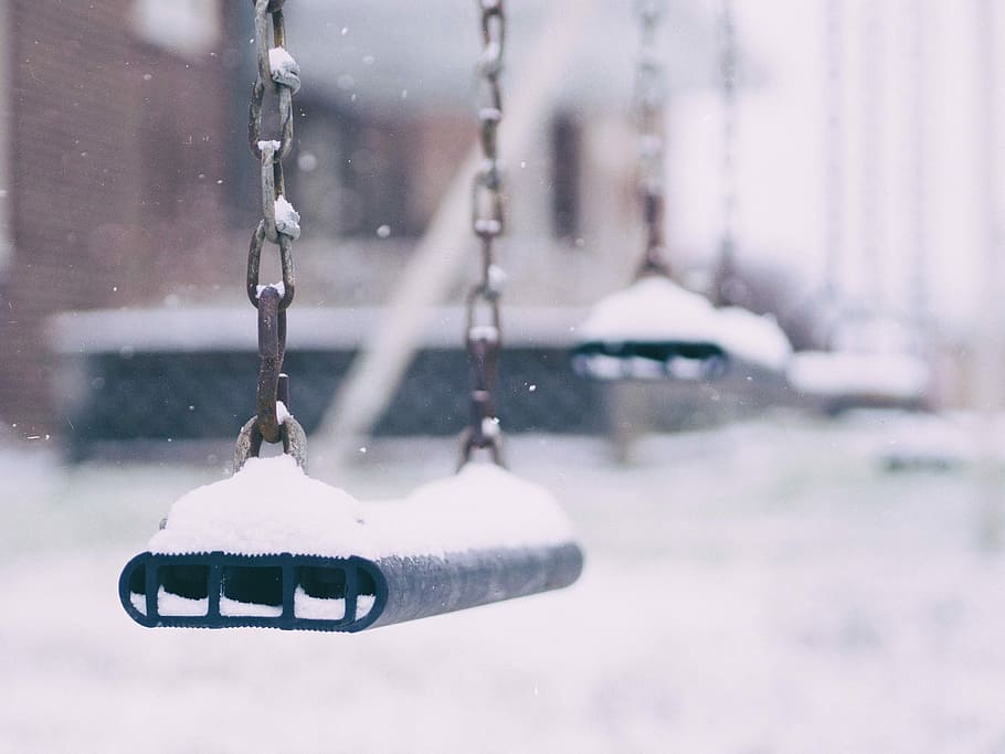 swing coated with snow, shallow focus photography of silver snow-covered utdoor swing HD wallpaper