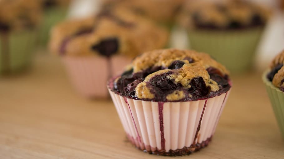 selective focus photography of muffin on beige table, cupcakes HD wallpaper