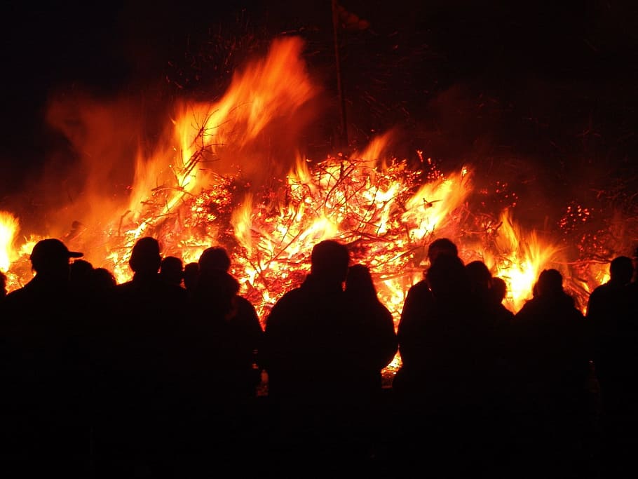 people near fire, Easter Fire, Sunset, fire - Natural Phenomenon HD wallpaper