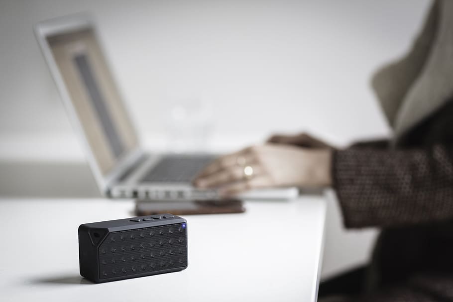 people, blur, bluetooth, speaker, laptop, table, phone, work HD wallpaper