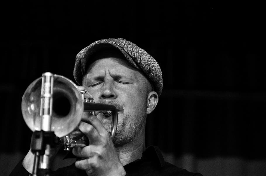 grayscale photo of musician, grayscale photo of man playing trumpet, HD wallpaper