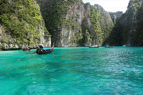 boat floating towards rocky mountain during daytime, ko phi phi lee HD wallpaper