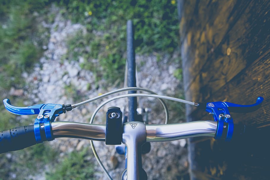 shallow focus photography of blue and gray bicycle, gray and blue bike near brown fence at daytime HD wallpaper