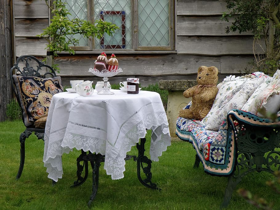 The teddy bear is on the table. Стулья за столом у бабушки. Стол у бабушки. Стол у бабули реалистичные. Летний стол под бабушку.