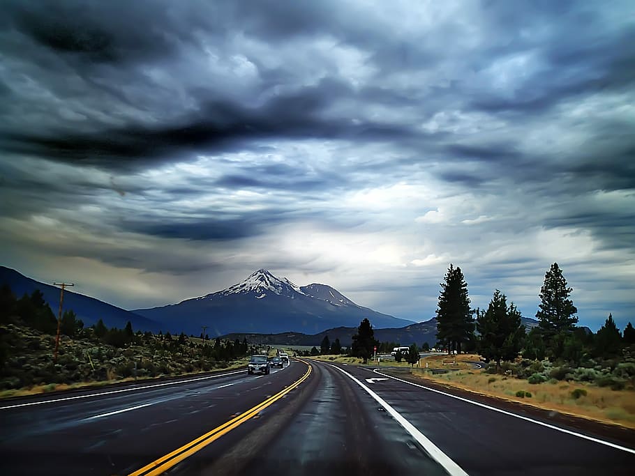 Highway Road into the mountains under heavy clouds, photos, landscape HD wallpaper