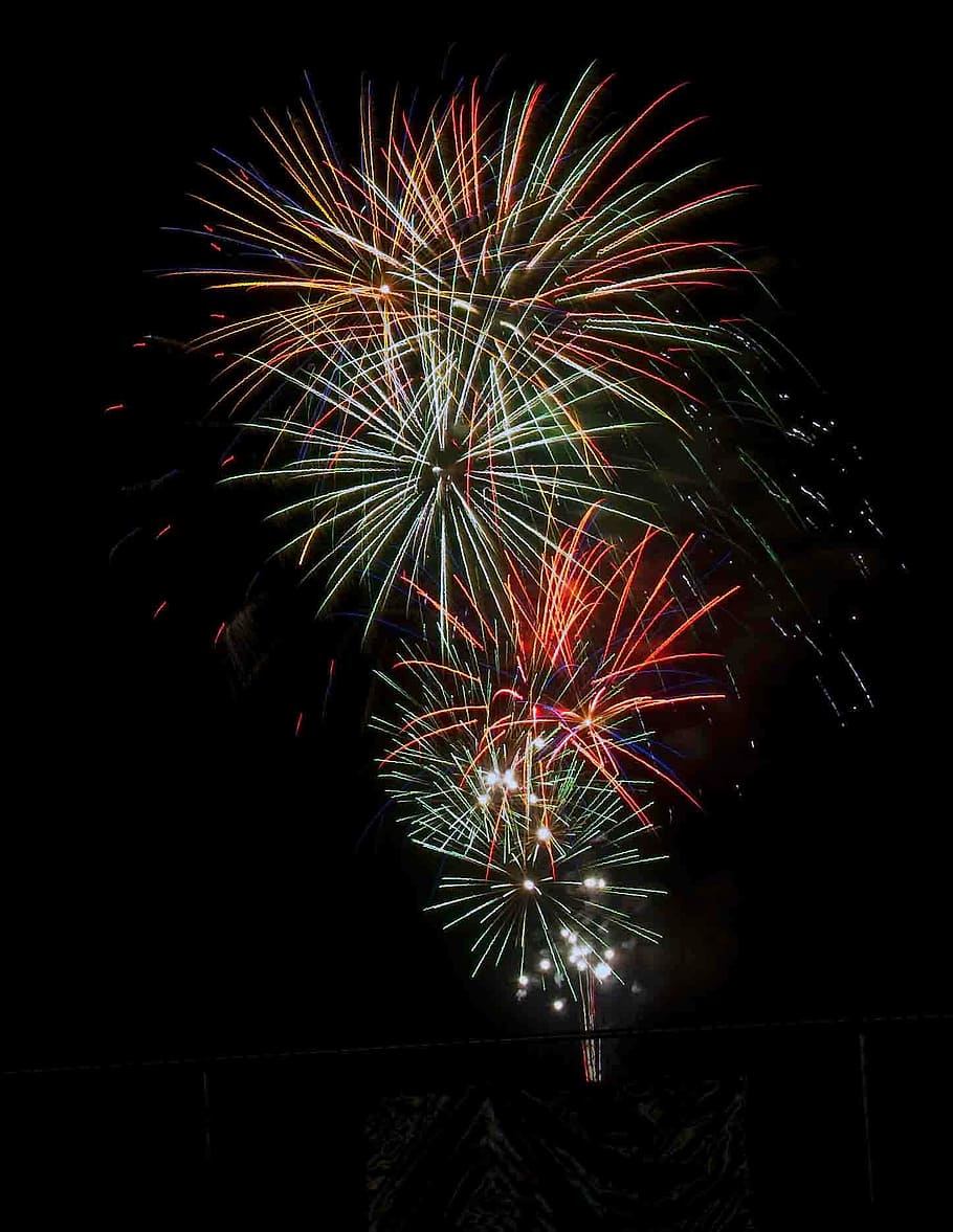 Fireworks in the Sky bursting in Owensboro, Kentucky, dark, night HD wallpaper