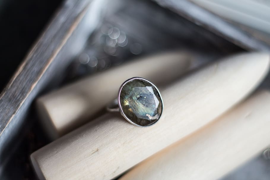 ring, labrador, natural stone, silver, finger ring, stand, the table HD wallpaper