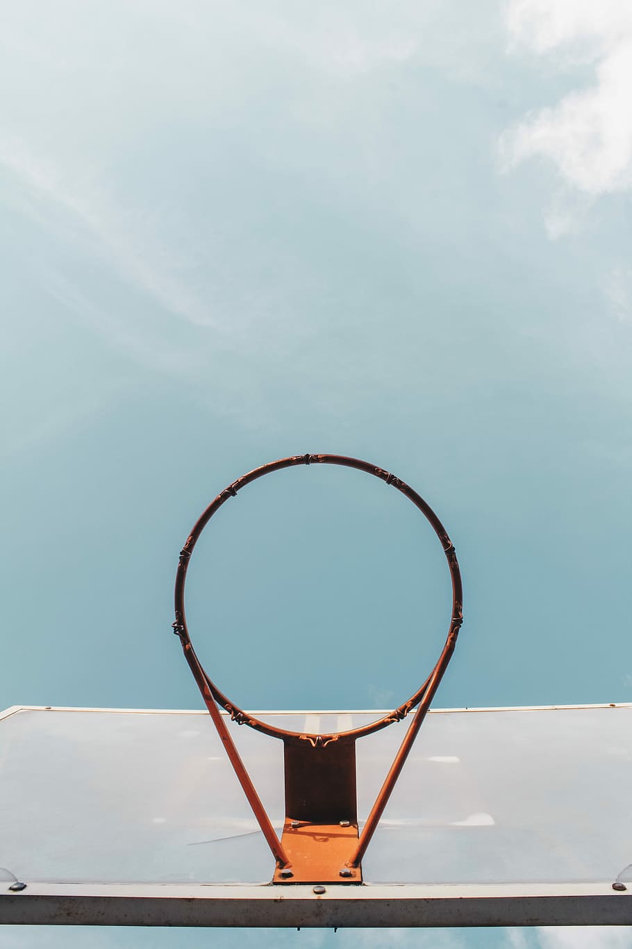 low-angle photo of basketball hoop, low angle photo of basketball hoop under blue sky at daytime HD wallpaper