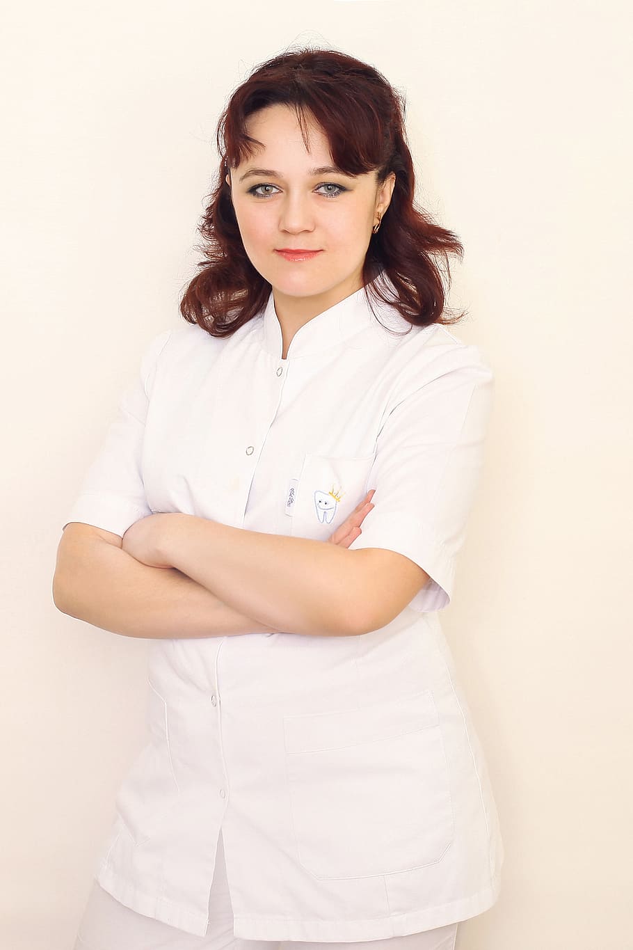 woman wearing white button-up shirt standing beside white wall HD wallpaper