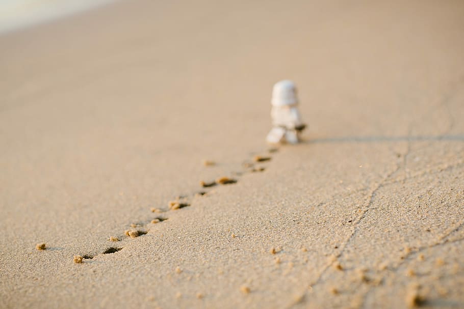 Stormtrooper with footprints on sand, selective focus photography brown sand during daytime HD wallpaper