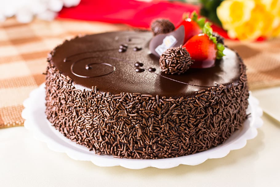 chocolate cake on plate, pie, brigadier, strawberry, food and drink HD wallpaper