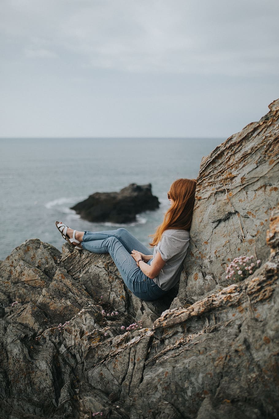woman sitting on stone while facing body of water, sea, ocean HD wallpaper
