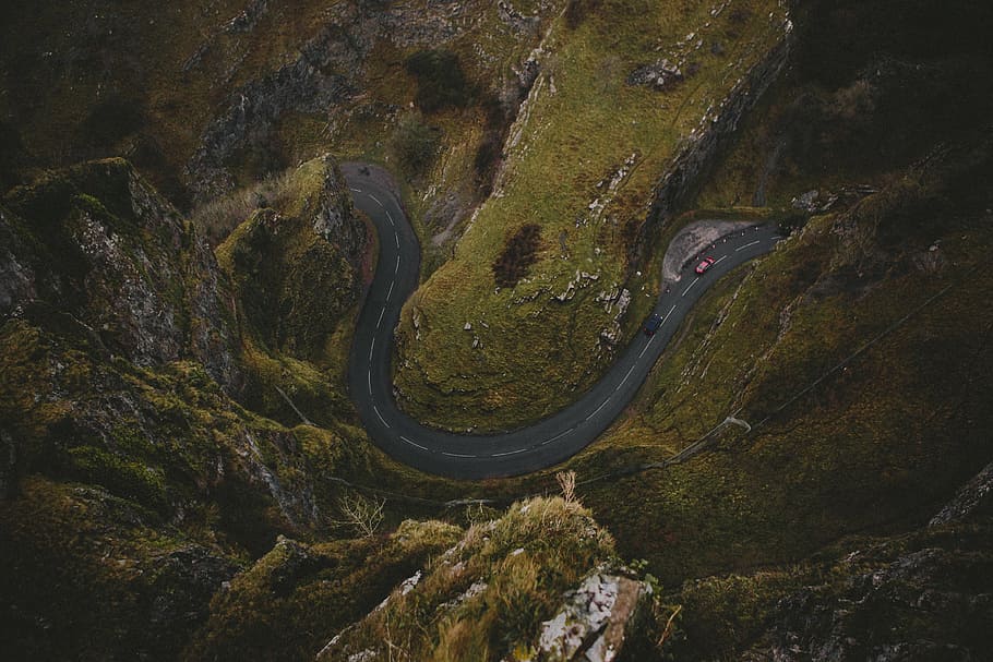 bird's-eye view photography of road, cars, winding, beside HD wallpaper