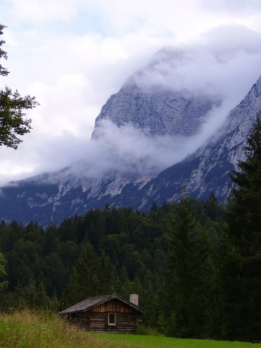 Mountain shelter. Предгорье Альп. Альпы Рефьюдж. Горы Ланды. Анкор убежище в горах.