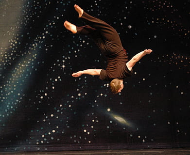 man doing acrobat with black and white background, Gymnast HD wallpaper