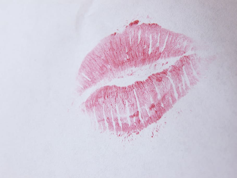 Pink lips Wallpapers Download | MobCup