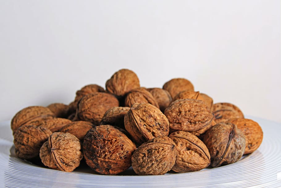 russians, nuts, plate, snack, decoration, shell, walnuts, tasty HD wallpaper