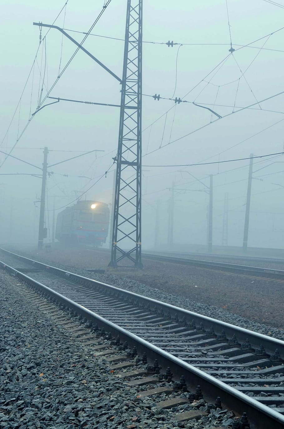 train, fog, rails, pebbles, wire, mast, light, road, the way HD wallpaper