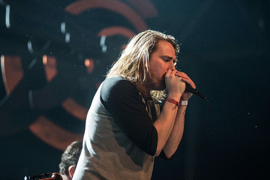John Coffey Band, man singing on stage at dim room, concert, performance HD wallpaper