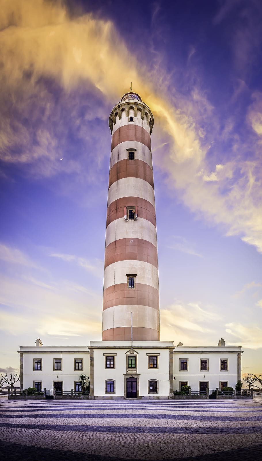 The giant that lights us, worm'sq eye view of a lighthouse during daytime HD wallpaper
