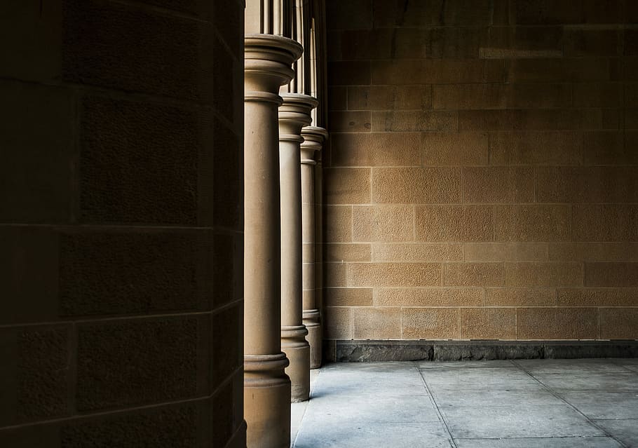 three brown concrete post during daytime, empty room, pillar HD wallpaper