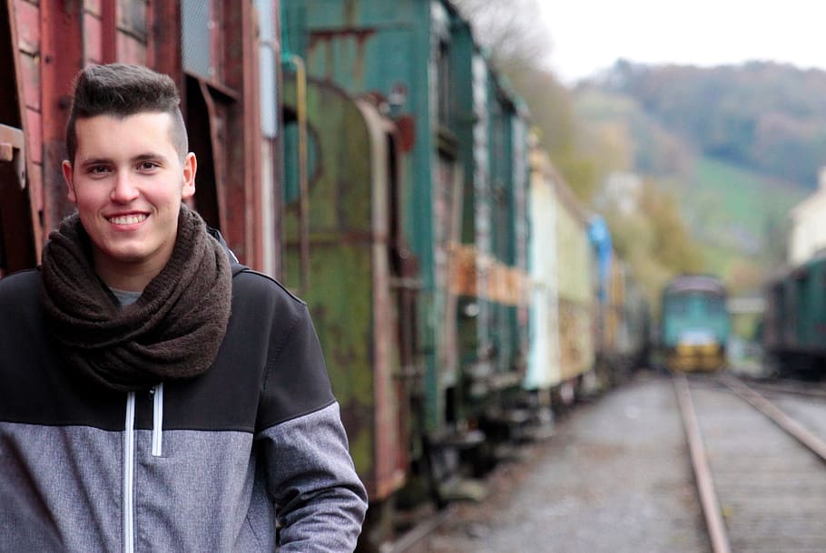 boy, young people, wagon, train, railway station, old, rusted HD wallpaper