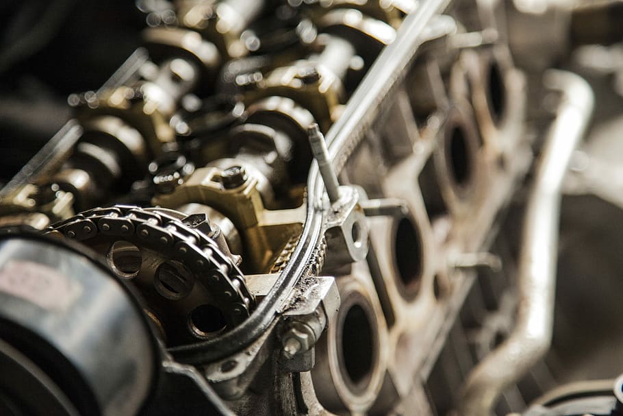 gray engine bay, shallow focus photography of brown metal chain HD wallpaper