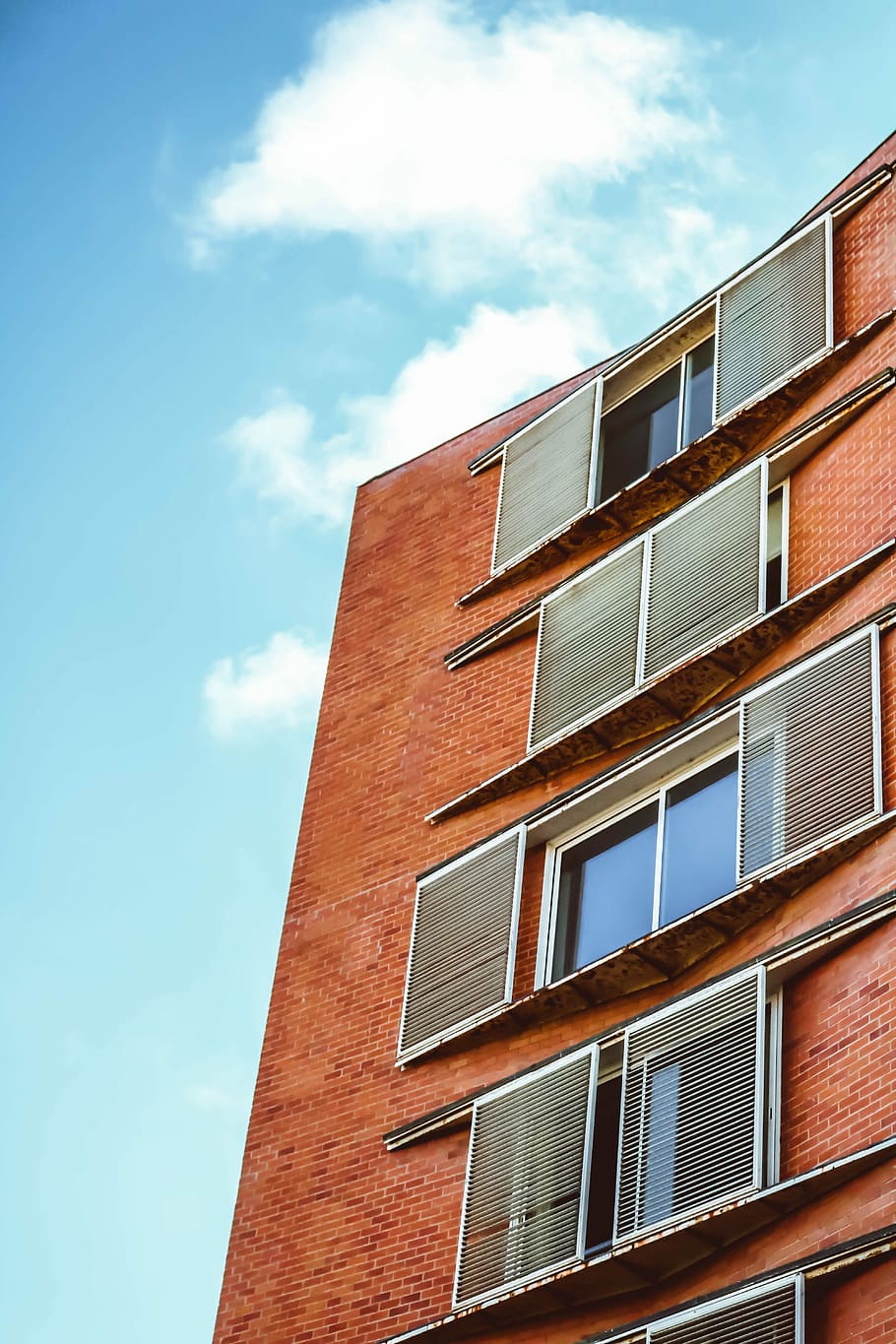 architectural photography of brown building, low angle of red brick building HD wallpaper
