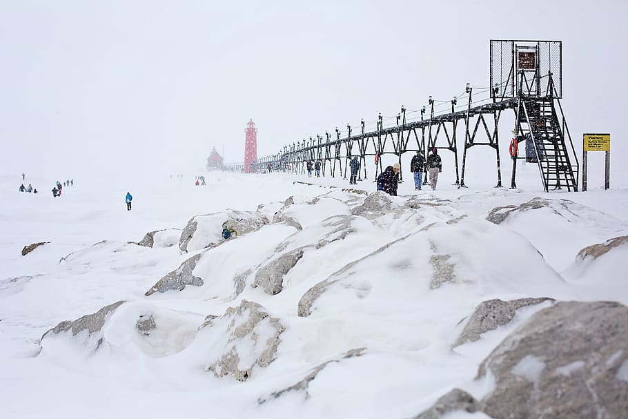 pier, jetty, lighthouse, red, michigan, people, winter, walking HD wallpaper