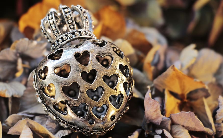 silver-colored encrusted heart and crown pendant selective focus photography HD wallpaper