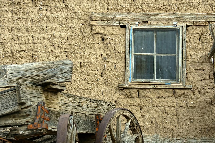 Mesilla Adobe And Wagon - NMex, brown wooden trailer near brown framed glass window HD wallpaper