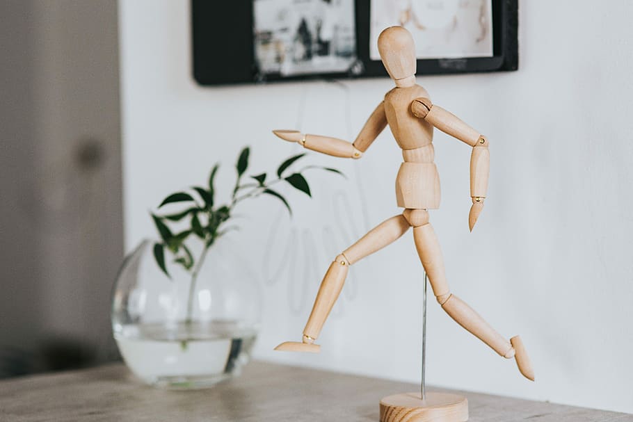 Wooden man model, manikin to draw human body anatomy pose strong, showing  power: Royalty Free #172736970