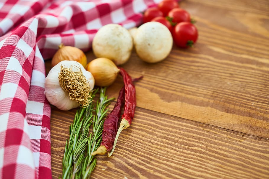 chilis, garlic, tomatoes, and onions, vegetables, pepper, mushroom HD wallpaper