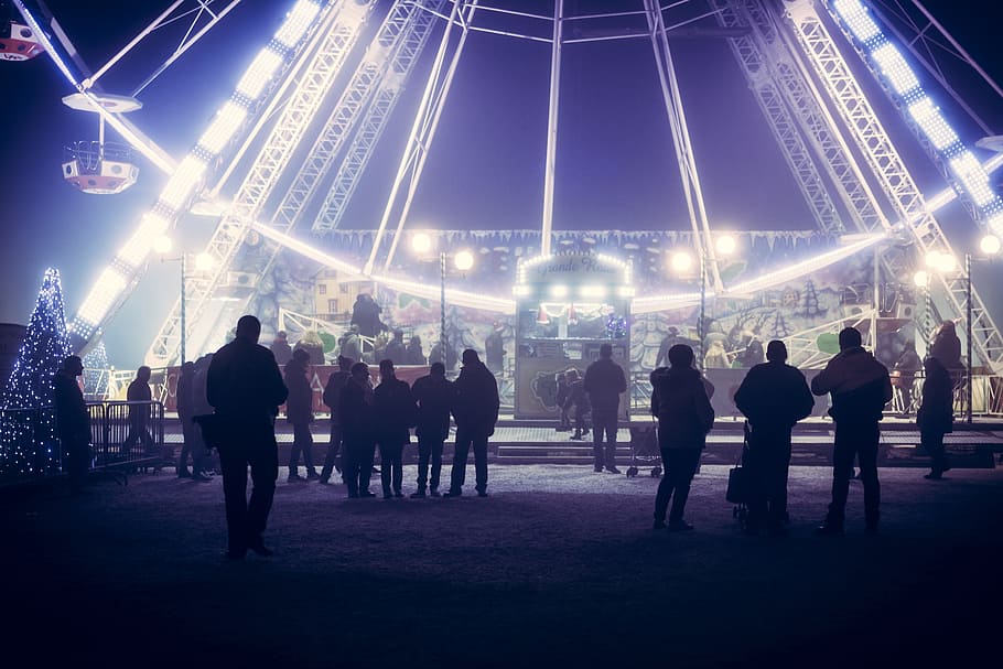 people standing near ferris wheel theme park ride during nighttime, HD wallpaper