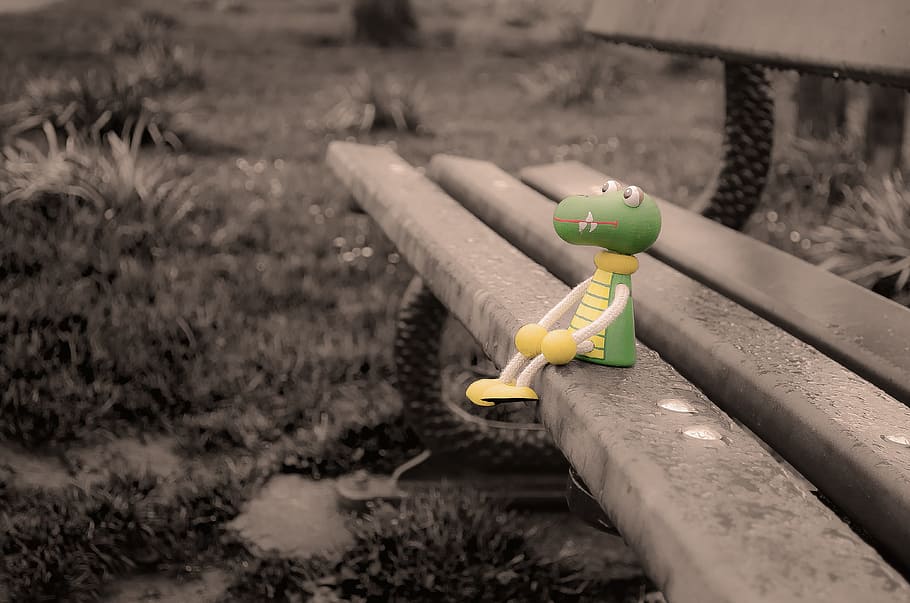 yellow and green frog plastic toy, lost, crocodile, puppet HD wallpaper
