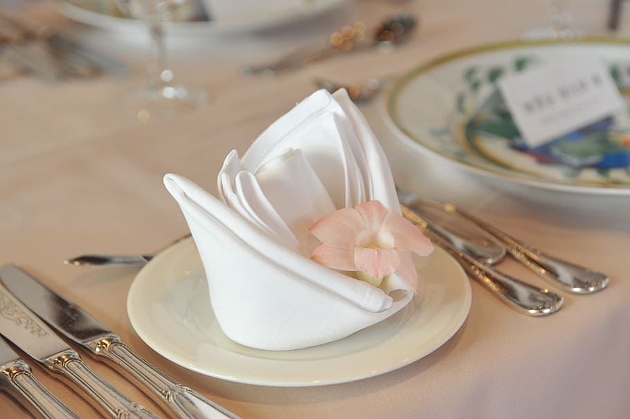 white napkin on saucer beside stainless steel table knives HD wallpaper