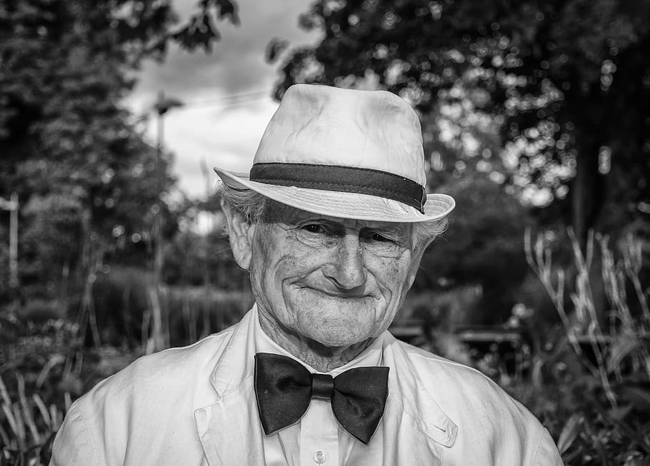 grayscale photo of man wearing formal suit and bucket hat, portrait HD wallpaper