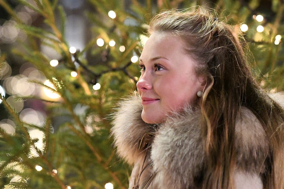portrait, eyes, winter, light, joy, woman, anticipation, christmas HD wallpaper