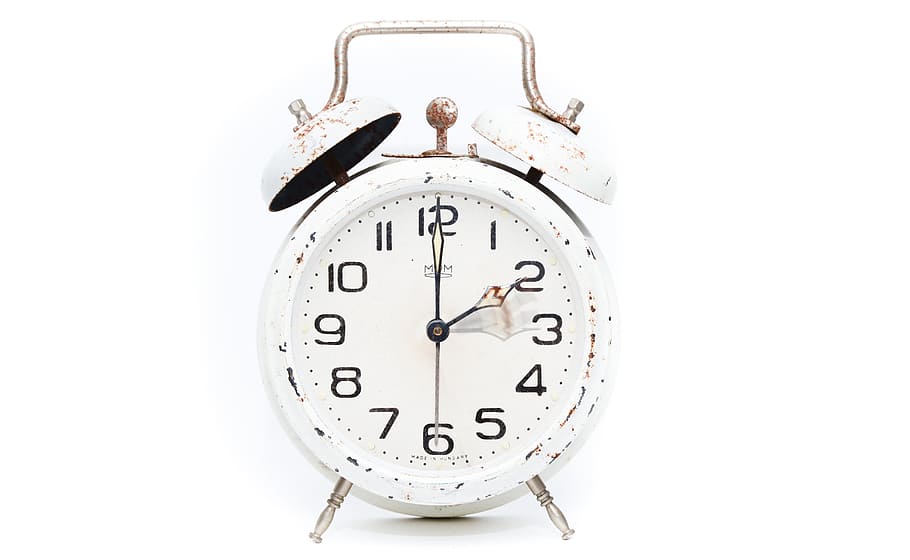 alarm clock at 2:00 am/pm, white, table, winter time change, time conversion