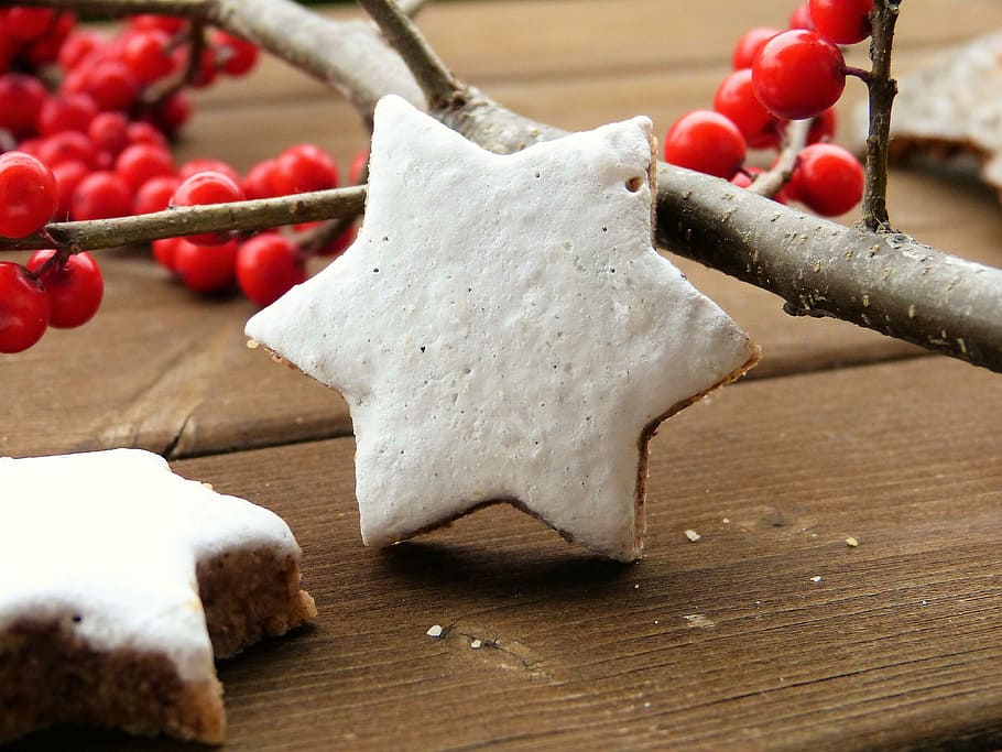 star accent cookie near on berry, zimtstern, bake, cinnamon, christmas cookies, HD wallpaper