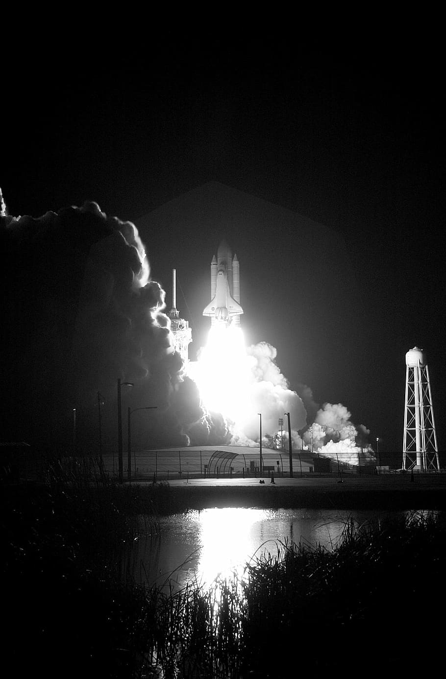 grayscale photo of spaceship about to take flight, discovery space shuttle HD wallpaper