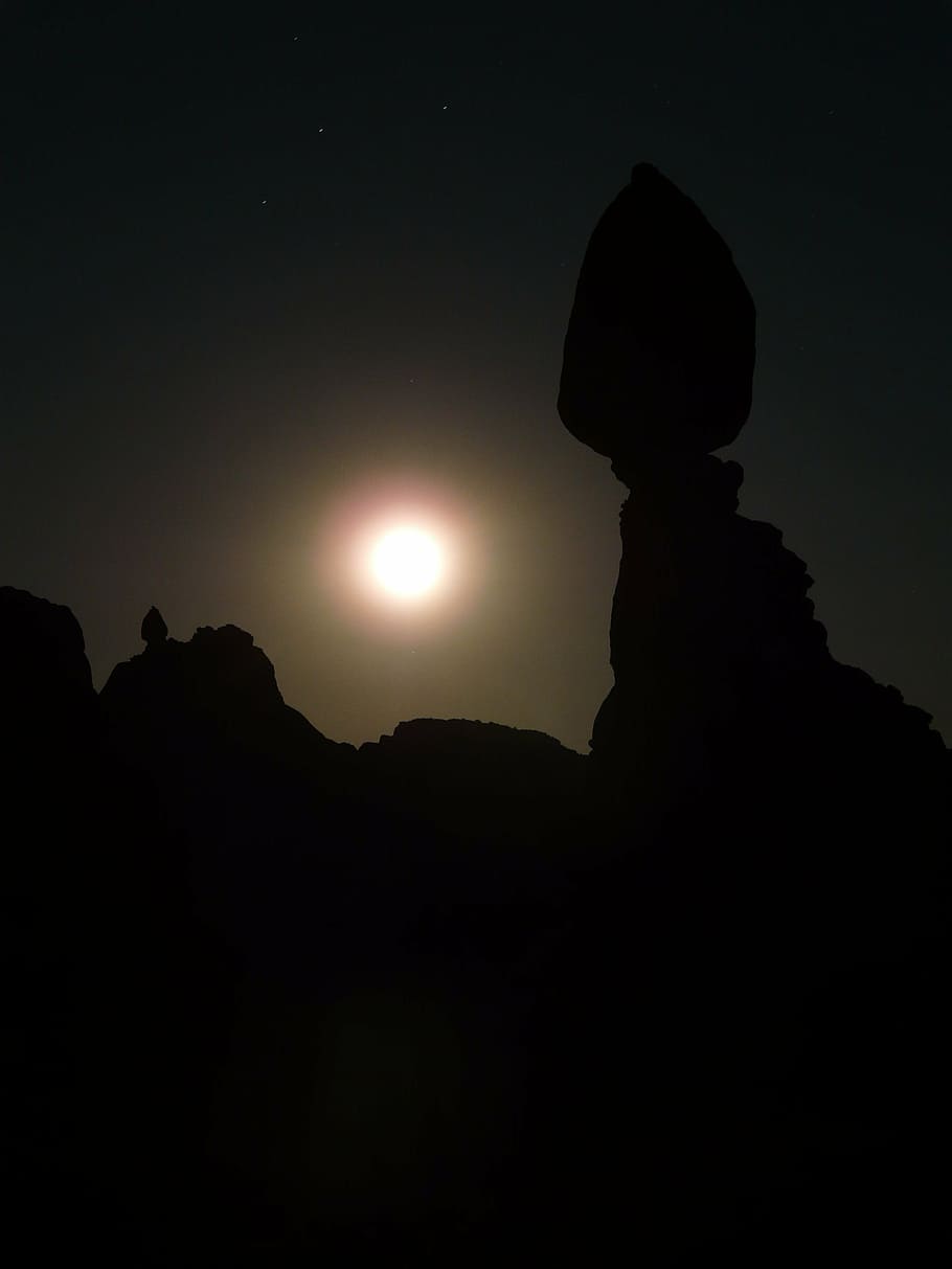 balanced rock, night, moonlight, darkness, mystical, mysticism HD wallpaper