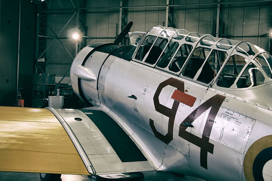 Photo of an old retro aeroplane, image captured at Duxford Air Museum, England HD wallpaper