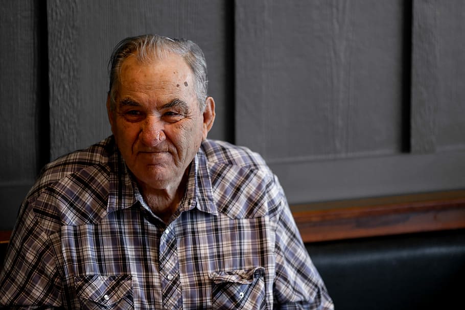 Grandpa Hiner, man wearing gray and white plaid shirt near wall HD wallpaper