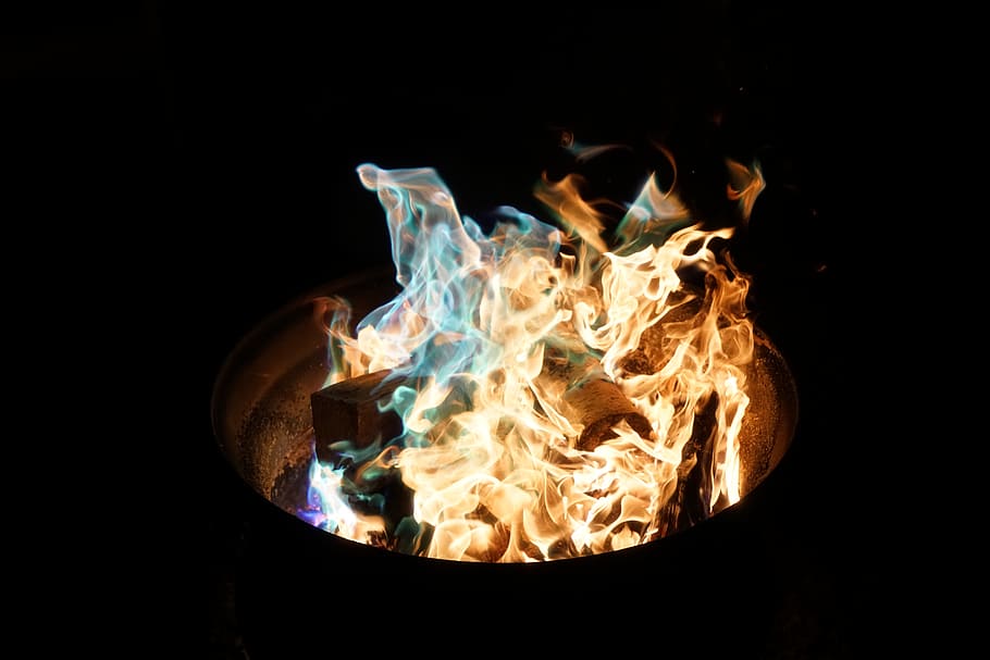 fire burning in barrel, bonfire, orange and blue, fire - Natural Phenomenon HD wallpaper